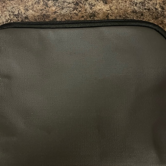 Tumi for delta travel pouch/amenities kit.  Pouch only - Picture 4 of 4